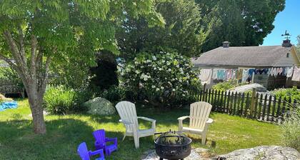 Charming Seaside Cottage 2-bedroom with WiFi, AC in Lord's Point ,Stonington.