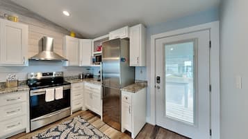 Geladeira, micro-ondas, fogão, cooktop