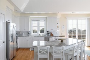 Kylskåp, mikrovågsugn, ugn och diskmaskin