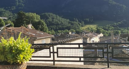 Chambre au calme. Départ rando depuis centre ville10mn gare et riviÚre à pied