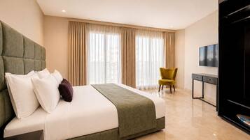 Phòng Suite Deluxe, 1 giường cỡ king và sofa giường, không hút thuốc, ban công | Bộ đồ giường cao cấp, nệm Tempur-Pedic, minibar