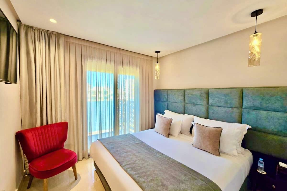 1 sovrum, sängtillbehör av högsta kvalitet och Tempur-Pedic-madrasser