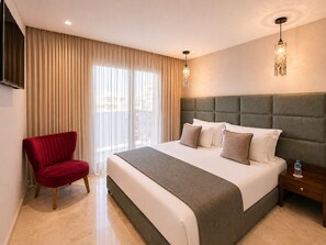 Suíte luxo, 1 cama King e sofá-cama, para não fumantes, sacada | Roupas de cama premium, camas Tempur-Pedic, frigobar, cofres nos quartos
