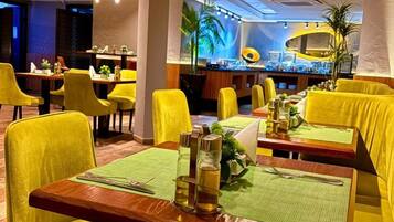 Bữa sáng buffet hàng ngày với phụ phí nhỏ
