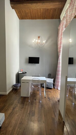 Dobbeltrom – comfort, bakgårdsutsikt | Dundyner, memory foam-senger, individuelt dekorert og skrivebord