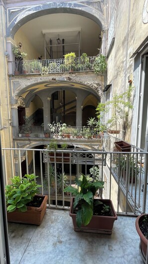 Dundyner, memory foam-senger, individuelt dekorert og skrivebord