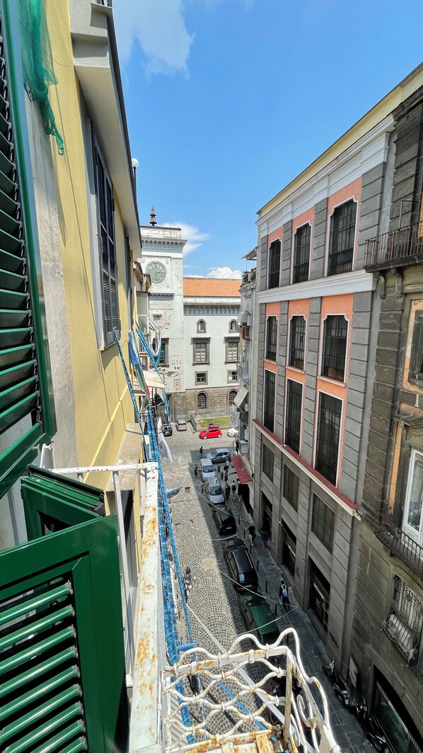 Deluxe-Vierbettzimmer, Stadtblick | Blick auf die Straße