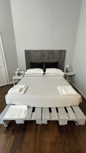 Comfort Double Room, Courtyard View | Down comforters, memory foam beds, individually decorated, desk - Anima Partenopea (Naples)