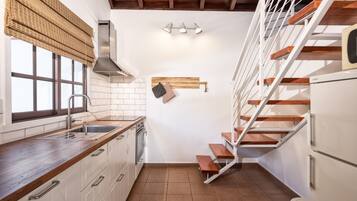 Jääkaappi, mikroaaltouuni, uuni, astianpesukone