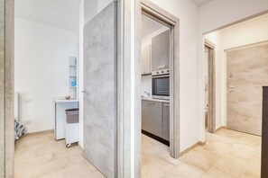 Căn hộ dành cho gia đình, nhiều phòng ngủ, đối diện biển (Le Lanterne 3 Luxury Apartments) | Bếp riêng | Tủ lạnh, lò nướng, bếp nấu, dụng cụ pha cà phê/trà 