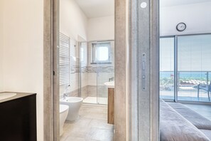 Apartemen Keluarga, beberapa kamar, menghadap laut (Le Lanterne 1 - Luxury Apartments) | Kamar mandi | Shower, pengering rambut, kloset, dan handuk