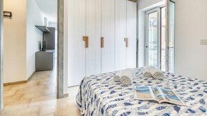 Une chambre à coucher avec un lit, un livre et une vue sur l’extérieur.