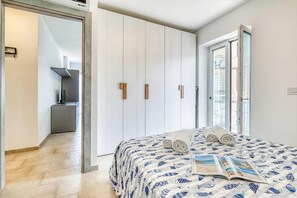 Un dormitorio con una cama, un libro y vistas al exterior.