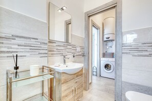 Shower, hair dryer, bidet, towels - Lanterne Luxury Apartments (Borghetto Santo Spirito)