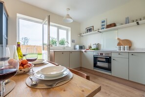 Microondas, lavavajillas y periquera 