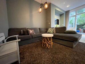 Télévision, lecteur de DVD, livres, chaîne hi-fi