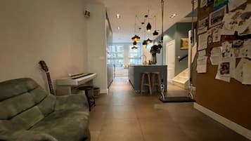 Een televisie, een dvd-speler, boeken en een stereo