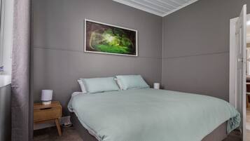 2 bedrooms, desk, iron/ironing board, WiFi