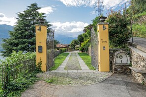 Property grounds - La Wally - 4 Bedroom Villa with Pool & Lake View (Lombardia)