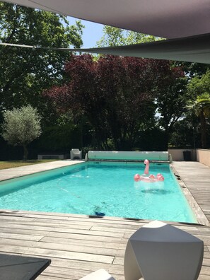 Pool - Charming old house, renovated contemporary, 250 m2, with magnificent swimming pool (Dommartin)