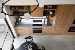 Executive Suite, Fireplace, Courtyard View | Living area - Bendigo Lodges (Bendigo)