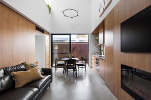 Executive Suite, Fireplace, Courtyard View - Bendigo Lodges (Bendigo)