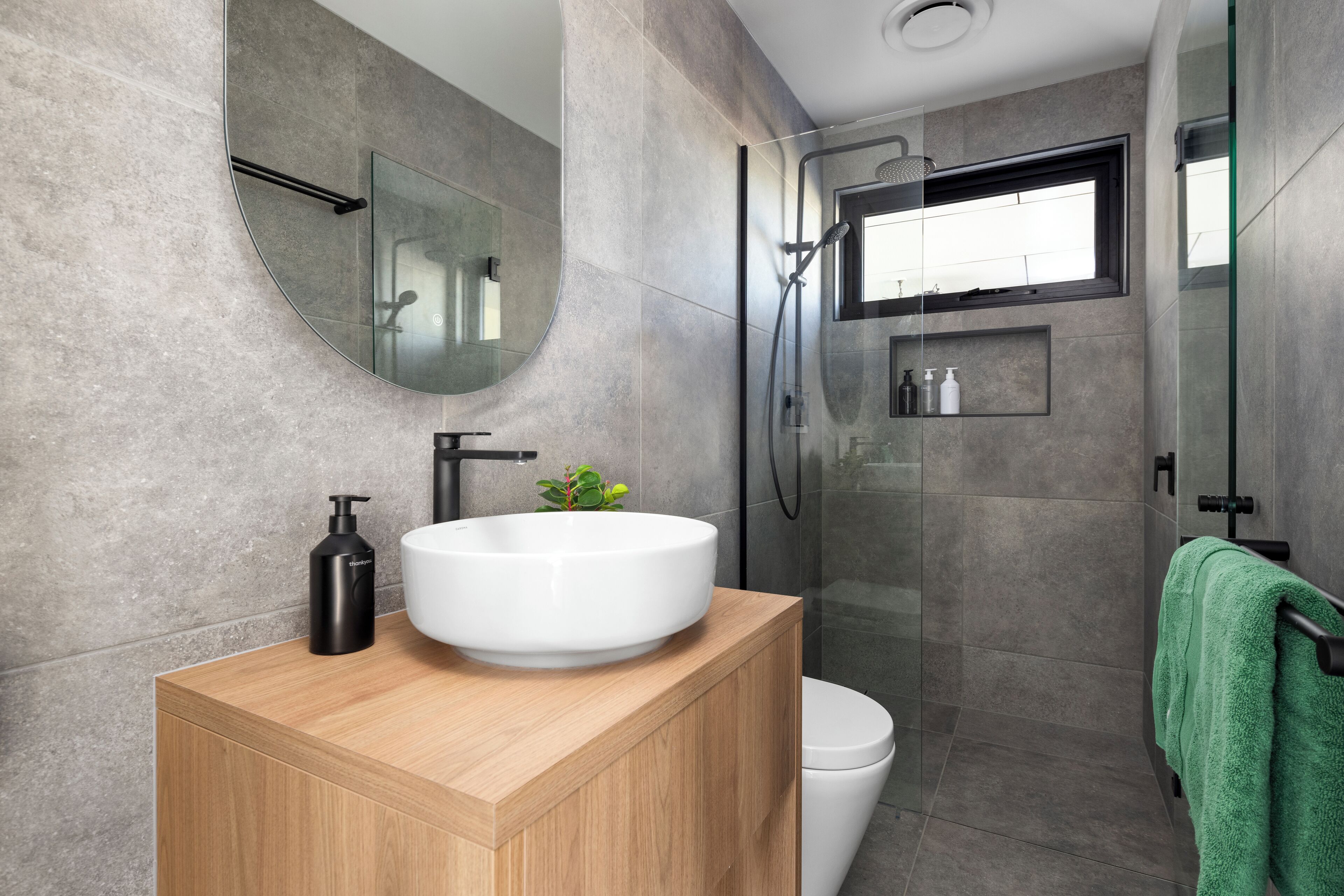 Suite Exécutive, cheminée, vue cour intérieure | Salle de bain | Douche, douche à « effet pluie », sèche-cheveux, serviettes fournies