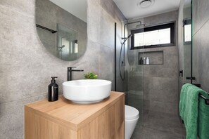 Executive Suite, Fireplace, Courtyard View | Bilik Mandi | Pancuran mandi, hulu semburan mandi hujan, pengering rambut 