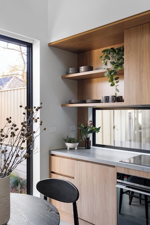 Executive Suite, Fireplace, Courtyard View | Living area. Bendigo Lodges