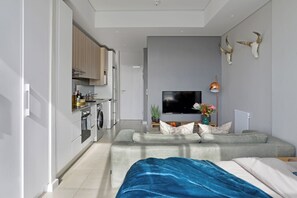 Escritorio, wifi, ropa de cama