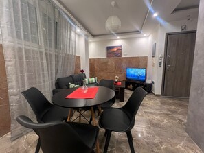 Apartamento | Área de estar | TV de tela plana 30 polegadas com canais digitais