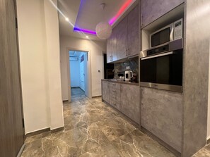 Apartamento | Cozinha privada | Geladeira, micro-ondas, fogão, cooktop