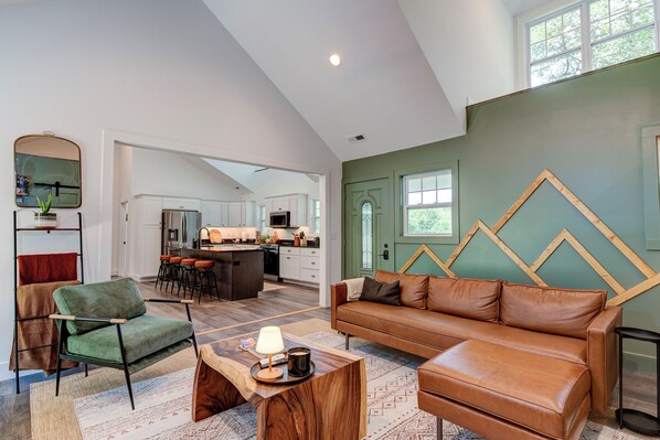 Smart TV, fireplace, books, stereo - Kid-friendly amenities & King Suite w Fireplace- Minutes to Mtns or Main Street (Asheville)