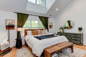 2 bedrooms, iron/ironing board, travel cot, free WiFi - Kid-friendly amenities & King Suite w Fireplace- Minutes to Mtns or Main Street (Asheville)