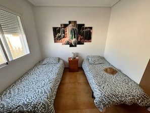 2 Schlafzimmer, Schreibtisch, Bügeleisen/Bügelbrett, Reisekinderbett