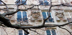 Exterior detail - HOME TO THE OLDEST PASSAGE IN PARIS: RUE DU CAIRE/MONTORGUEIL (Paris)