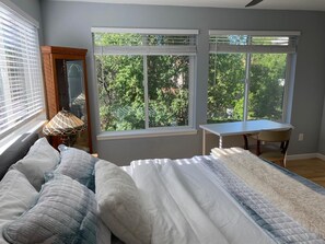 3 bedrooms, desk, iron/ironing board, free WiFi - Refreshing View & Spacious Upper Level 3 BRs, 2 Full Bathrooms, patio & more!! (Aurora)