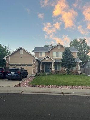 Exterior - Refreshing View & Spacious Upper Level 3 BRs, 2 Full Bathrooms, patio & more!! (Aurora)