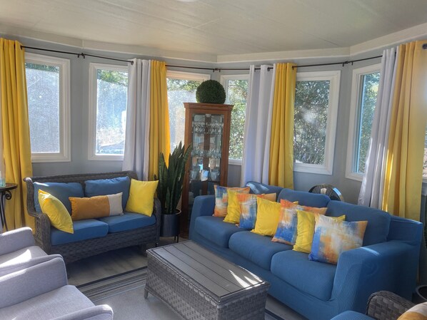 Interior - Refreshing View & Spacious Upper Level 3 BRs, 2 Full Bathrooms, patio & more!! (Aurora)