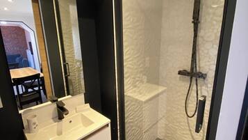 Serviettes fournies, papier toilette