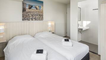 5 bedrooms, individually furnished, bed sheets