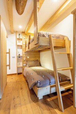 2 bedrooms, travel cot, WiFi, bed sheets