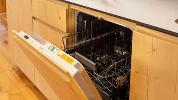 Fridge, microwave, stovetop, dishwasher