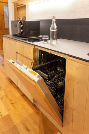 Fridge, microwave, stovetop, dishwasher