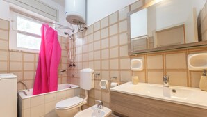 Appartement, balkon, uitzicht op zee | Badkamer