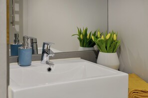 Een douche, een haardroger, handdoeken, zeep