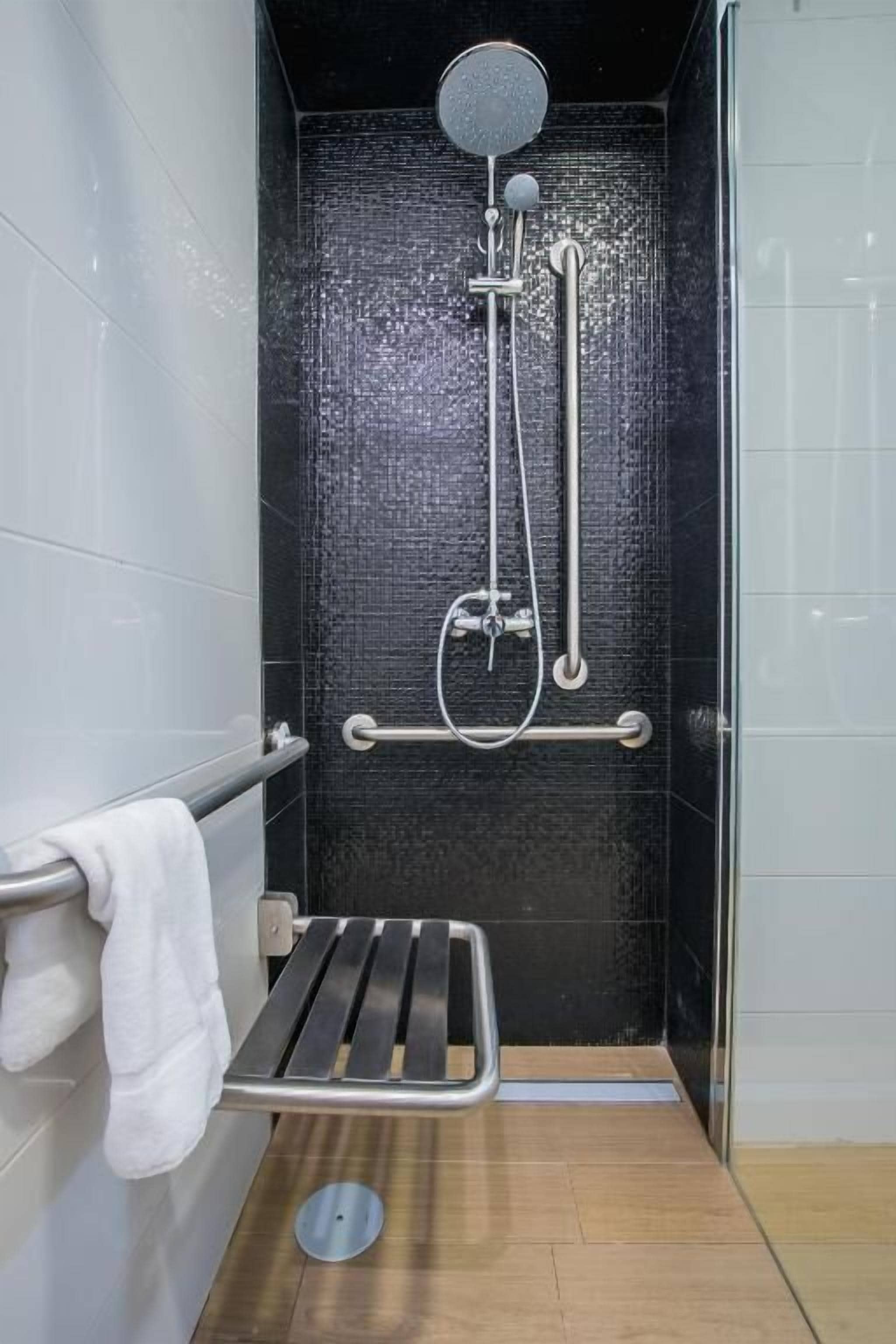 Apartamento sénior | Baño | Ducha, secador de pelo, toallas y jabón