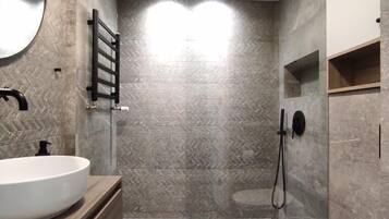 Dutxa, capçal de dutxa d'hidromassatge i assecador de cabells