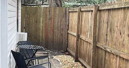 Cozy cottage in Hattiesburg with AC, WiFi