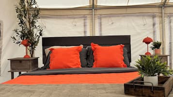 Tienda de campaña Premier, 1 cama Queen size, vista a la montaña | 1 habitación, ropa de cama de alta calidad y camas con efecto memoria